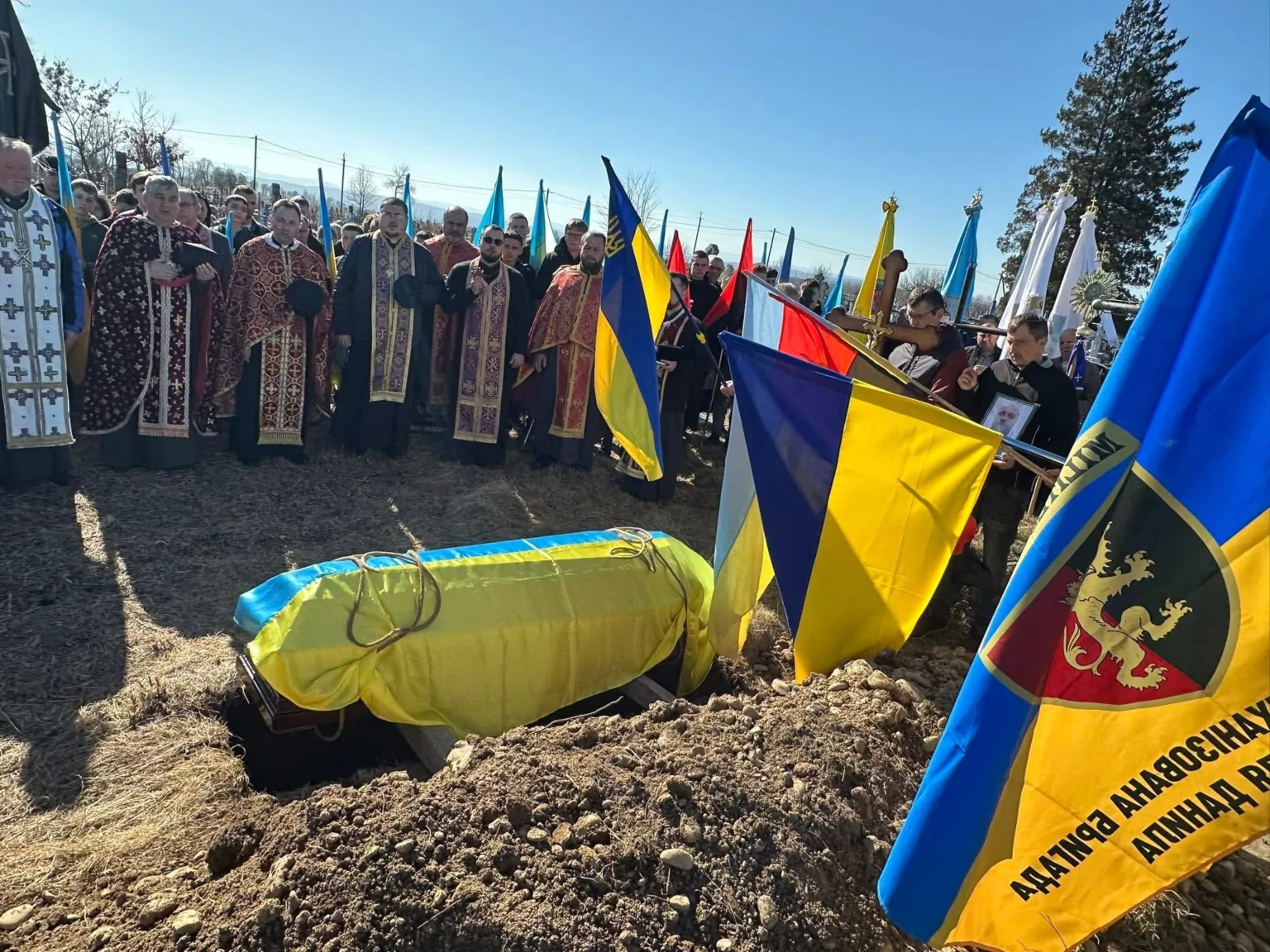 Поховання військового з українським прапором