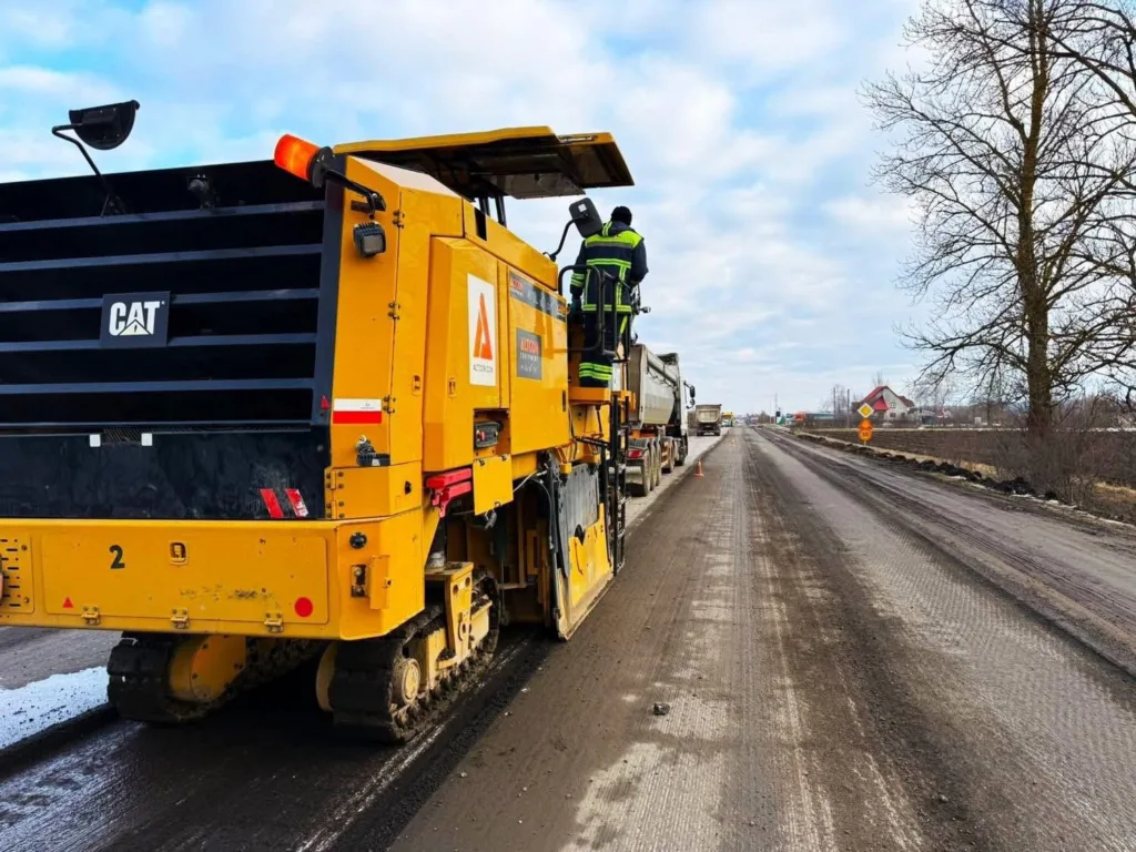 Будівництво дороги асфальтоукладальником на трасі