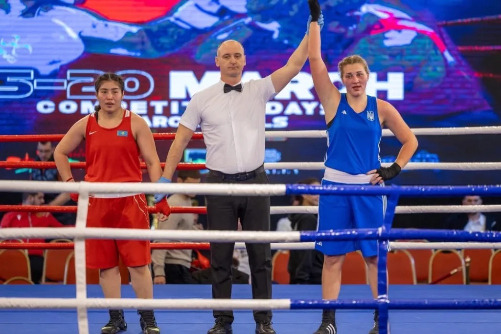 Рефері оголошує переможницю боксерського поєдинку