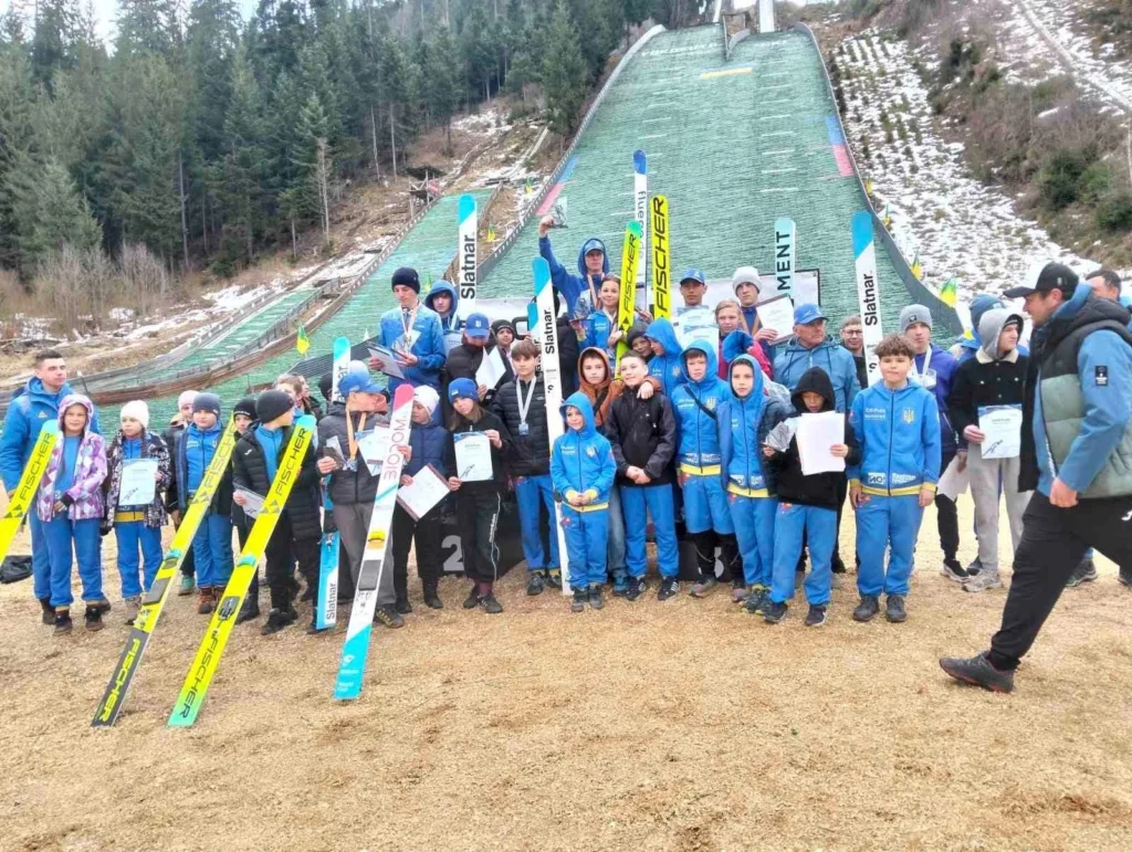 Українські юні лижники на змаганнях зі стрибків із трампліна