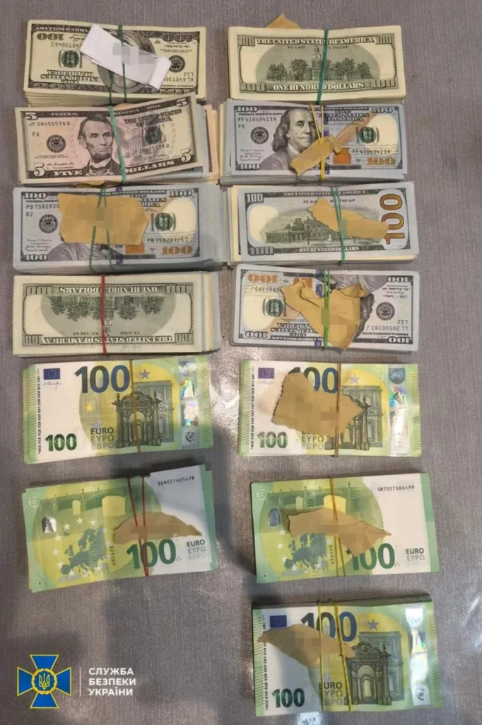 Пачки доларів і євро на столі