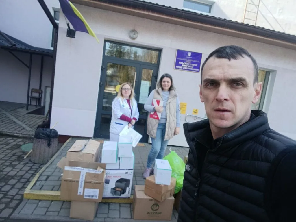 Люди доставляють гуманітарну допомогу до медзакладу