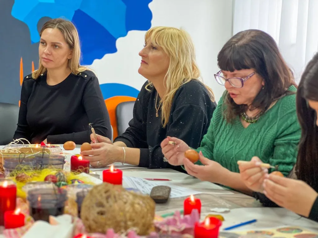Жінки розписують писанки під час майстер-класу