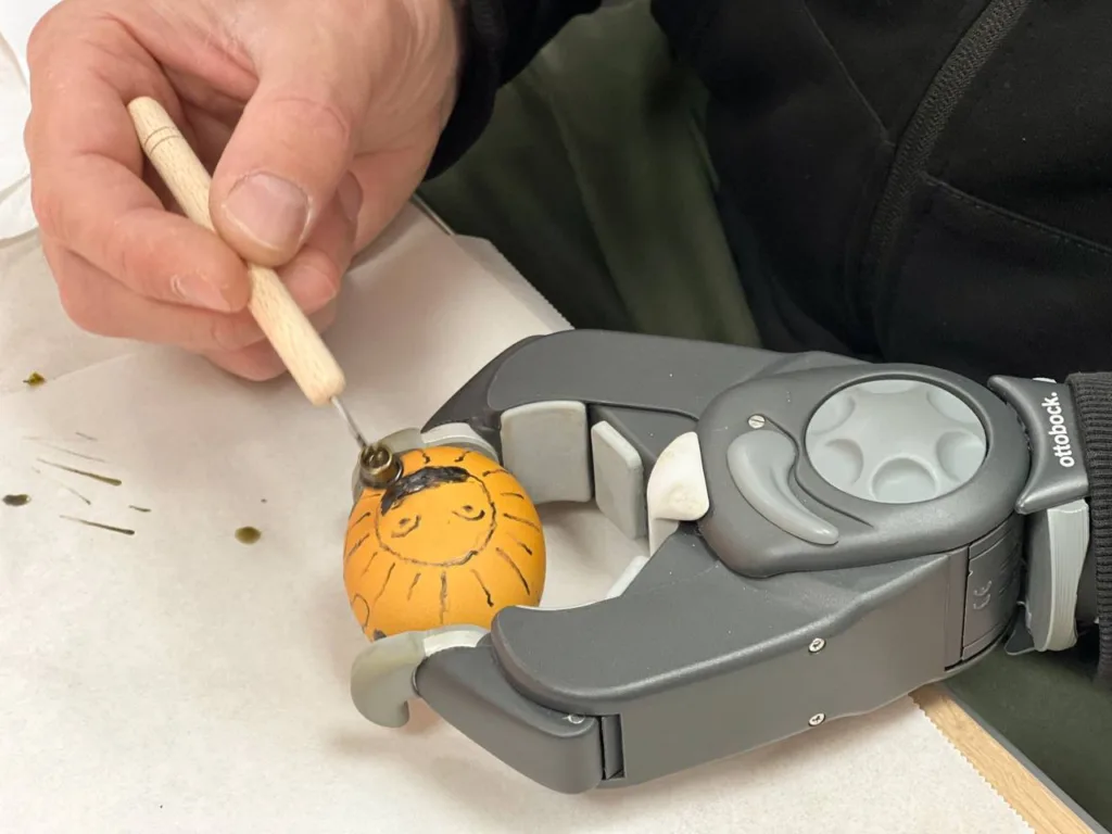 Розпис писанки протезом і рукою