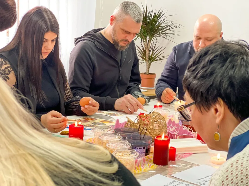 Люди розписують писанки на майстер-класі