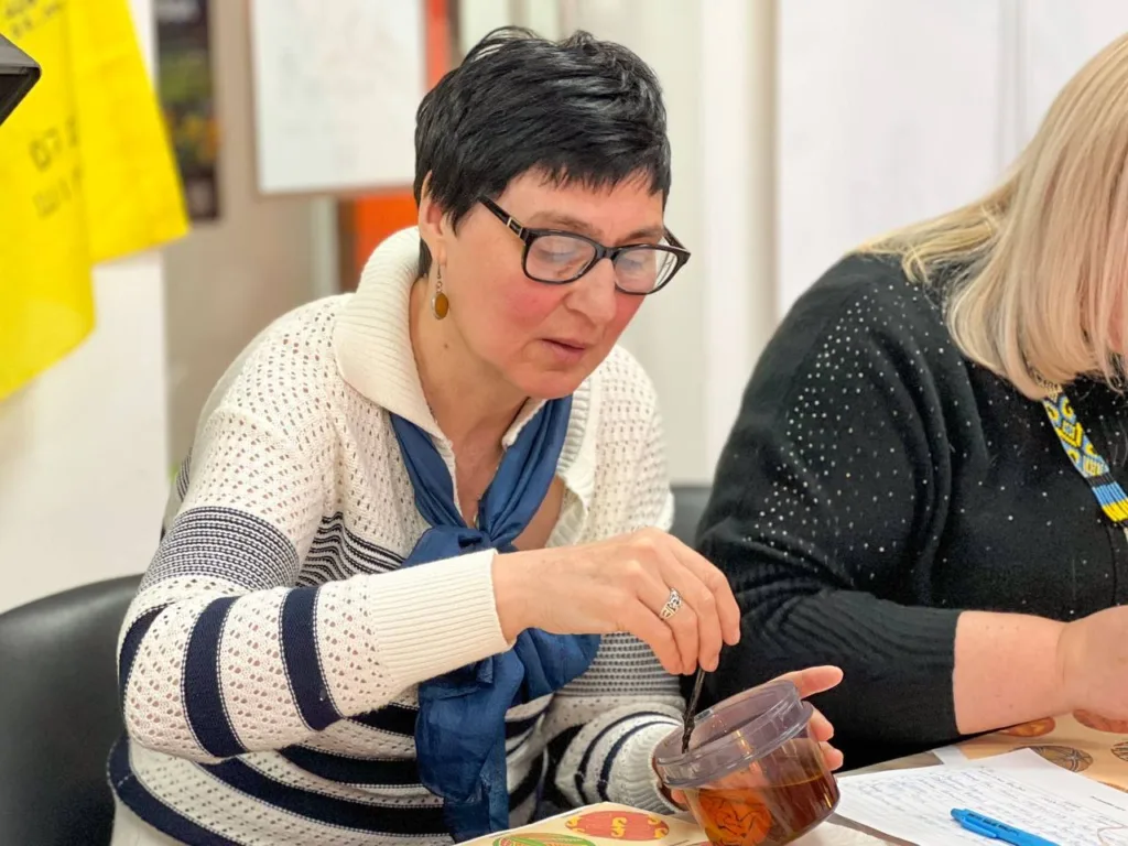 Жінка малює воском під час майстер-класу