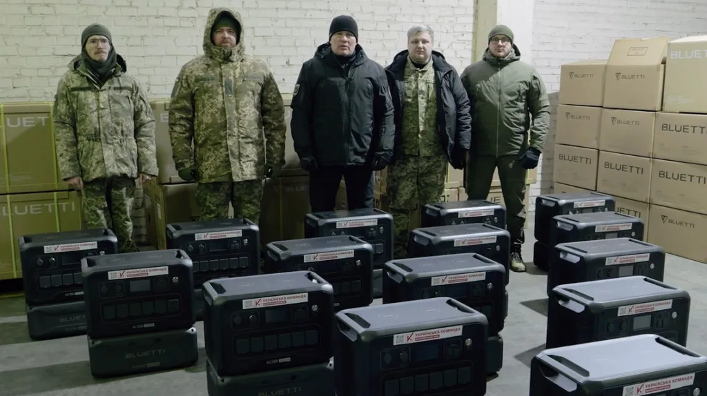 Військові з генераторами Bluetti в складі