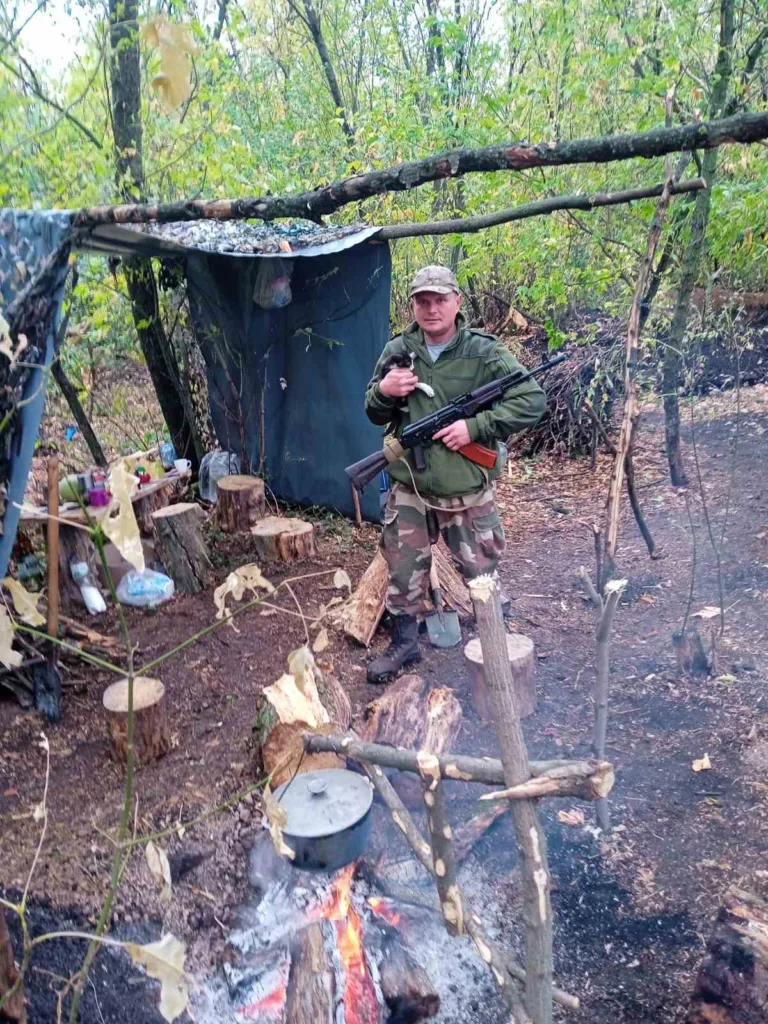 Військовий біля вогнища у лісі