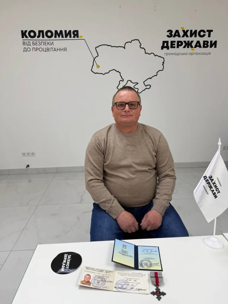 Чоловік у офісі організації Захист держави Коломия