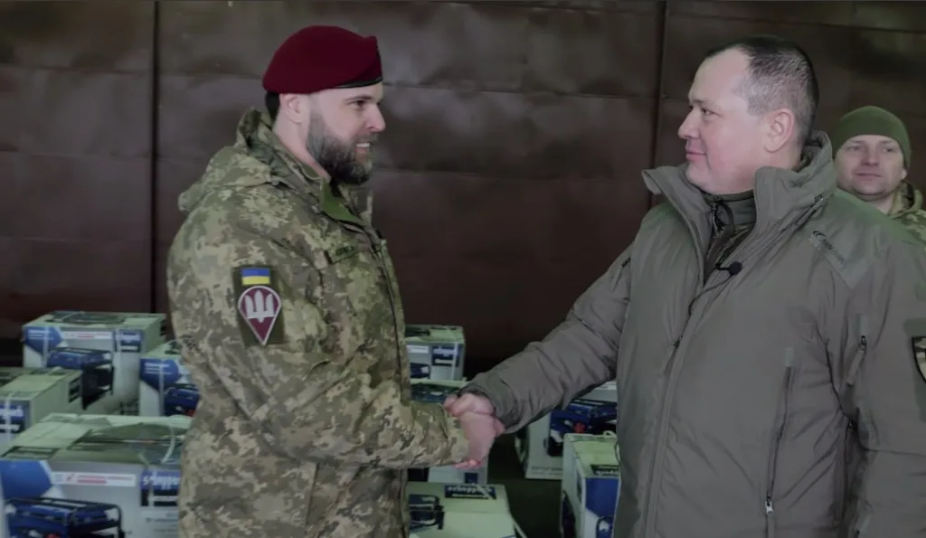 Військові потискають руки під час передачі техніки