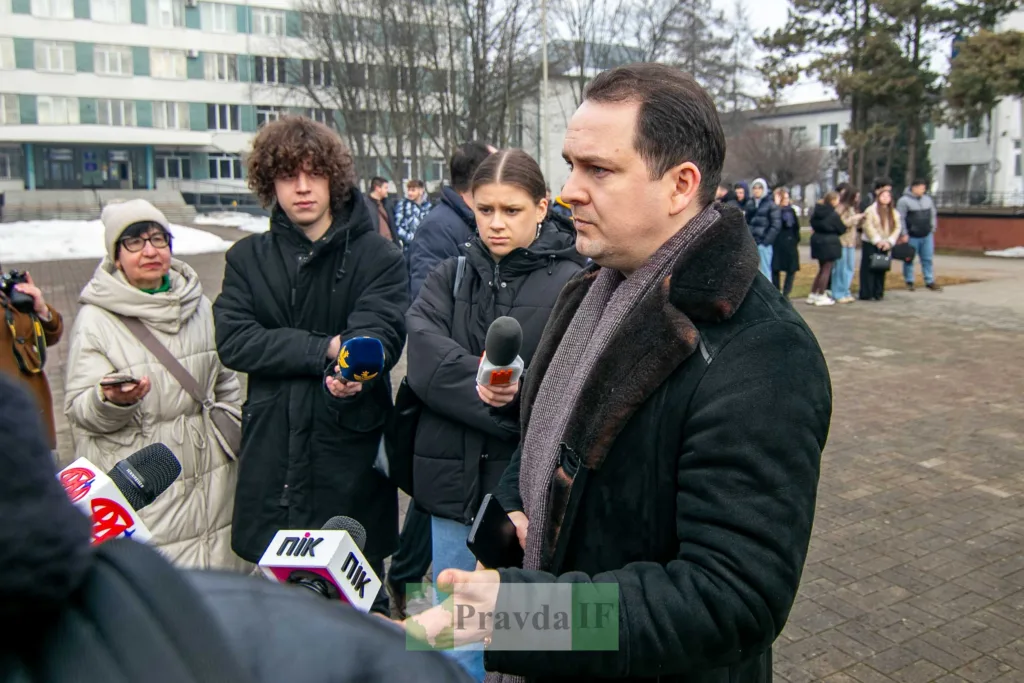 Журналісти беруть інтерв'ю на вулиці взимку