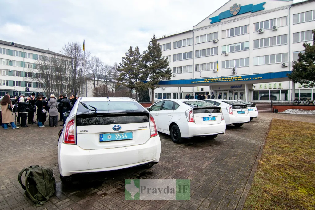 Поліцейські автомобілі перед університетом нафти і газу