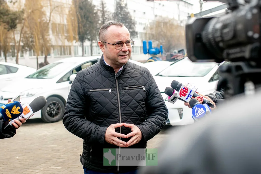 Чоловік дає інтервʼю журналістам на вулиці