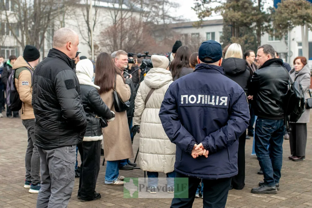 Поліція серед натовпу людей на вулиці