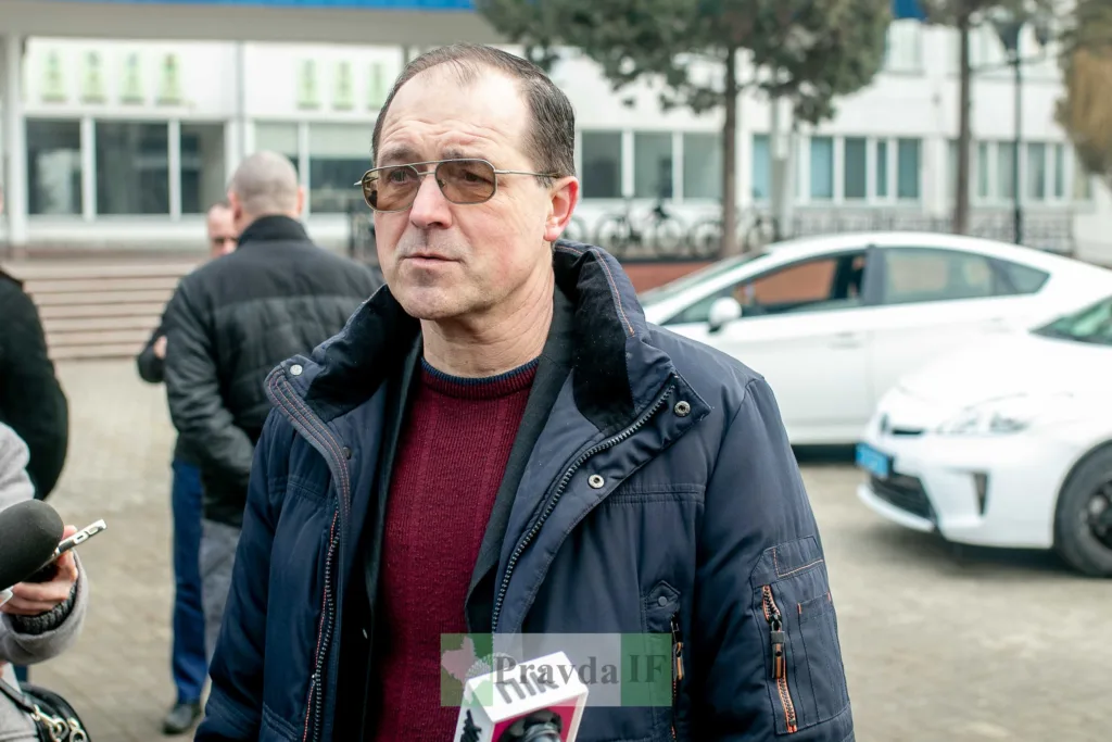 Чоловік дає інтерв’ю на вулиці