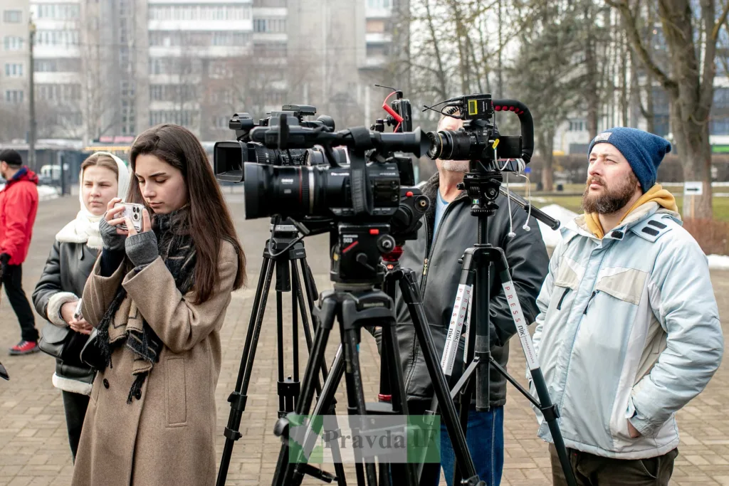 Журналісти знімають відео на вулиці