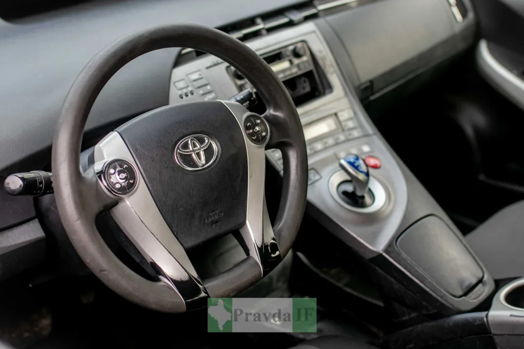 Салон автомобіля Toyota, кермо та панель приладів