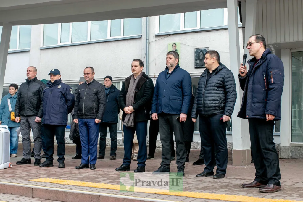 Чоловіки виступають під час офіційного заходу на вулиці