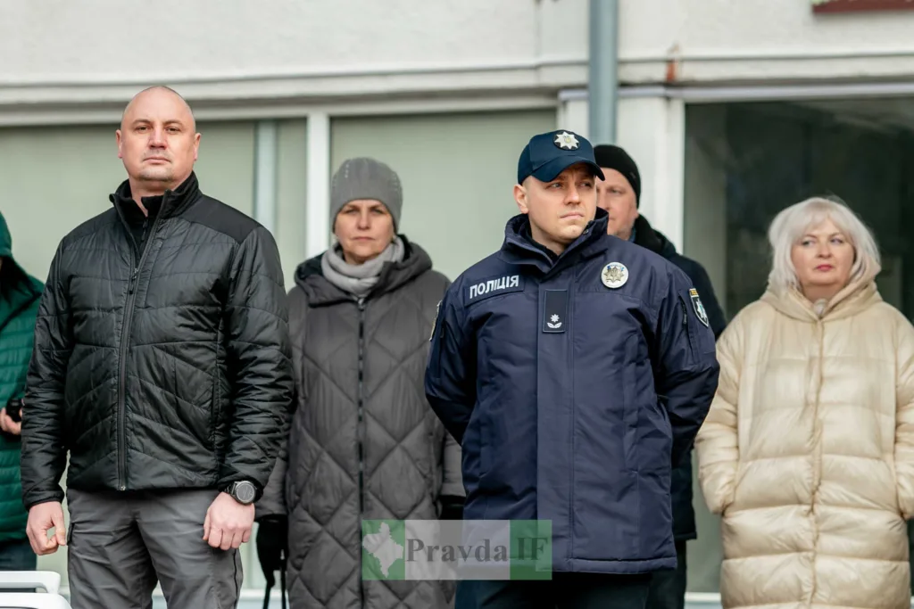 Люди та поліцейський на вулиці взимку