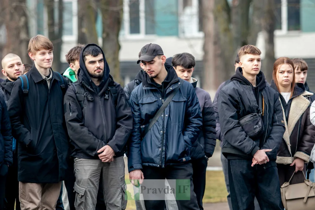 Група студентів стоїть на вулиці