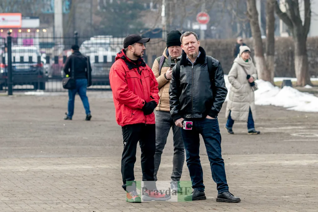 Люди спілкуються на вулиці взимку