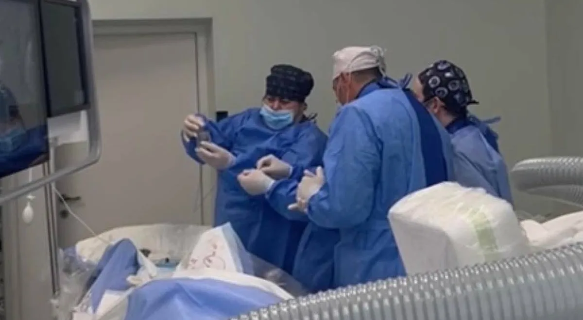 Хірурги проводять операцію в операційній кімнаті