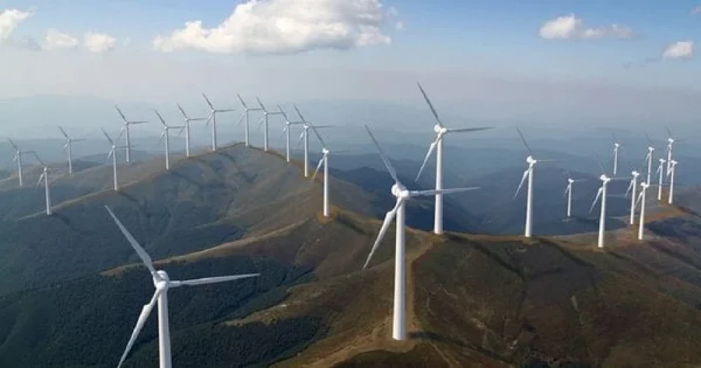 Вітряні турбіни на гірському хребті під небом