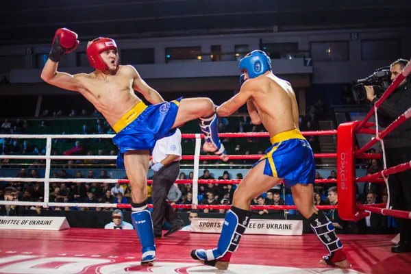 Бійці муай тай у поєдинку на рингу