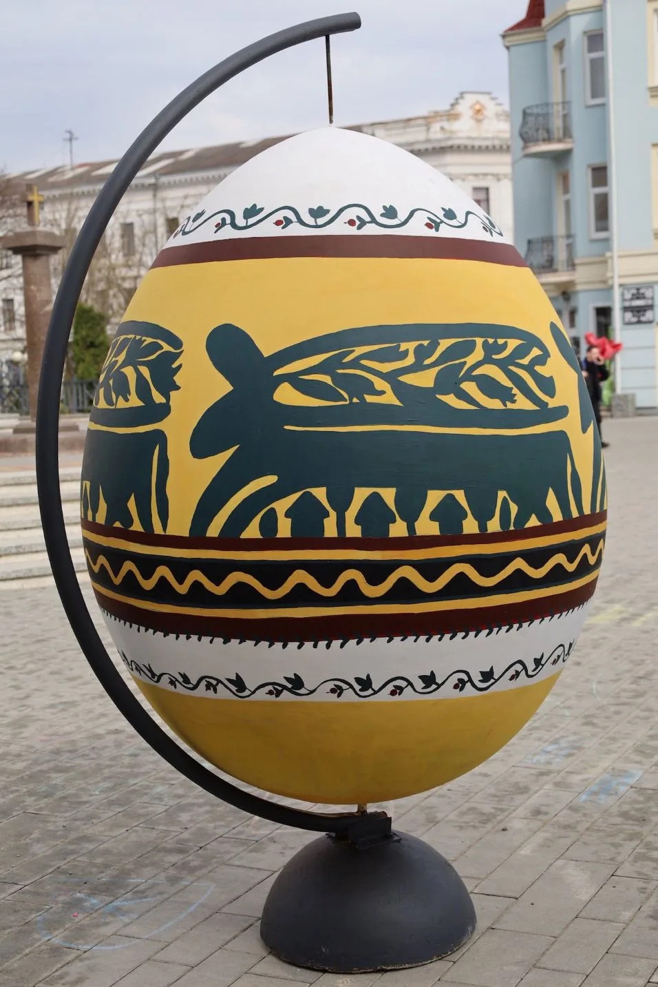 Велика декоративна писанка на міській площі