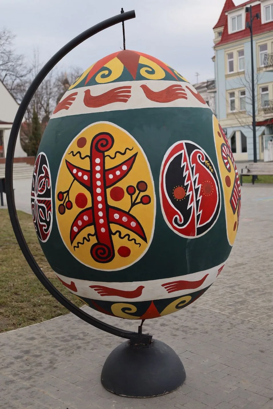 Велика декоративна писанка на міській площі