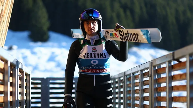 Лижниця несе лижі на зимових змаганнях