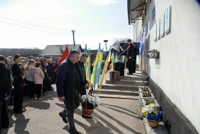 Урочиста церемонія покладання квітів у пам'ять героїв