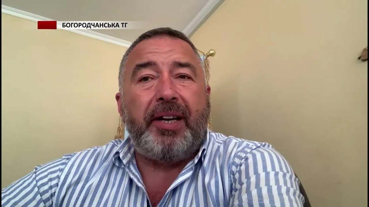 Чоловік говорить у відео Богородчанська ТГ