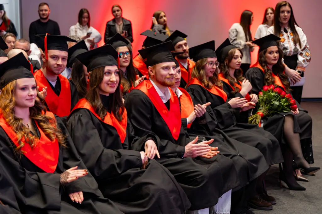 Випускники святкують церемонію вручення дипломів університету