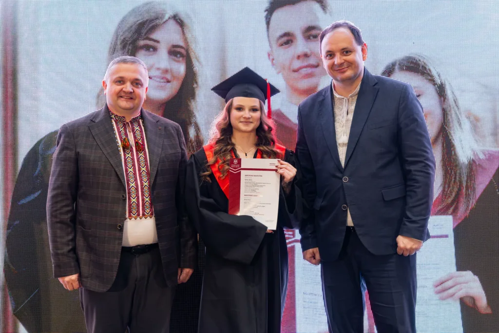 Випускниця отримує диплом під час церемонії