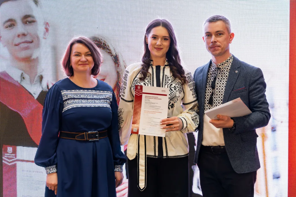 Вручення диплома випускниці у вишиванці