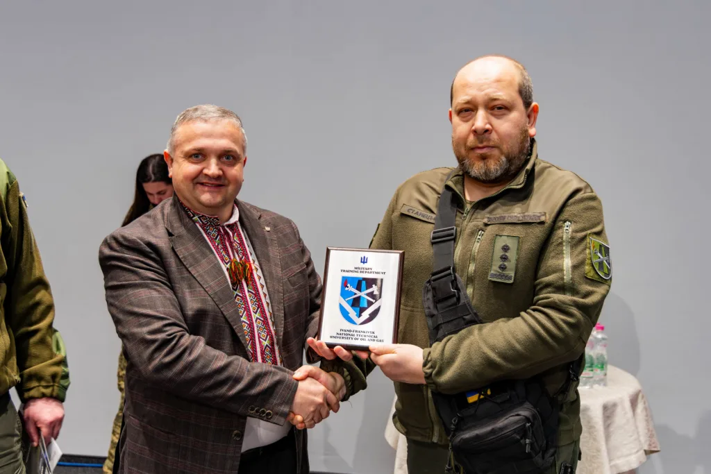 Вручення подяки військовому представнику в Україні