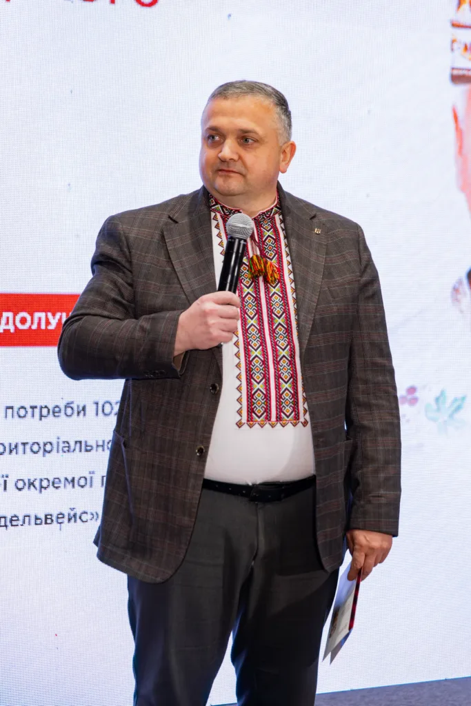 Чоловік у вишиванці виступає з мікрофоном