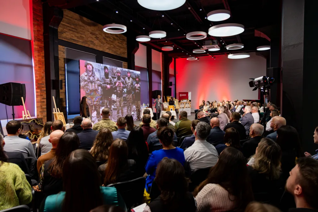 Презентація з фото військових перед великою аудиторією