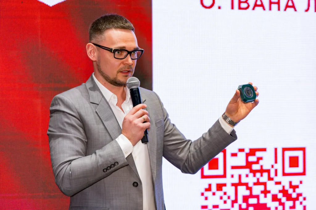 Чоловік проводить презентацію з мікрофоном і пристроєм