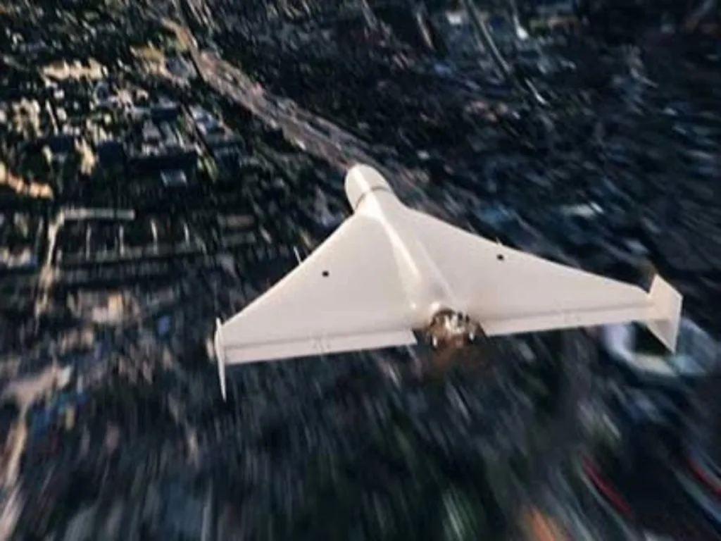 Безпілотник летить над містом