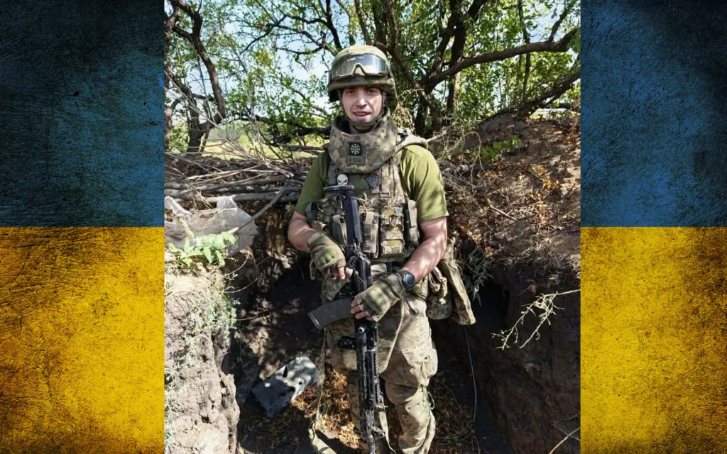 Український військовий у бронежилеті на позиції