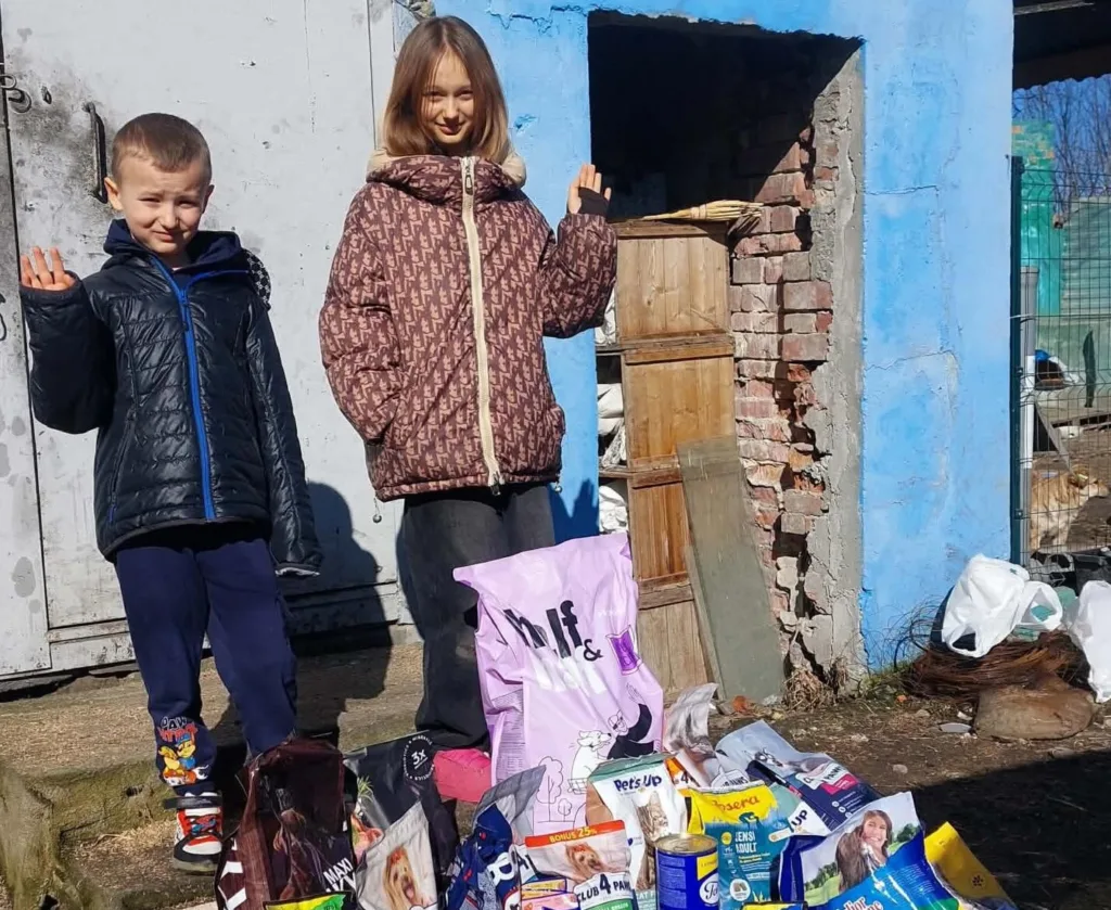 Діти збирають корм для тварин біля притулку