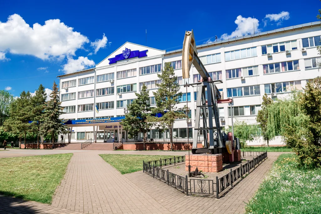 Будівля університету з нафтовим тренажером перед входом