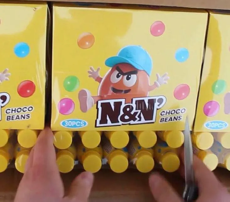 Жовта коробка цукерок N&N Choco Beans