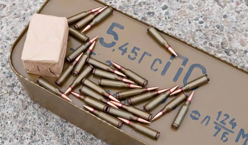 Патрони 5,45 мм на металевій коробці