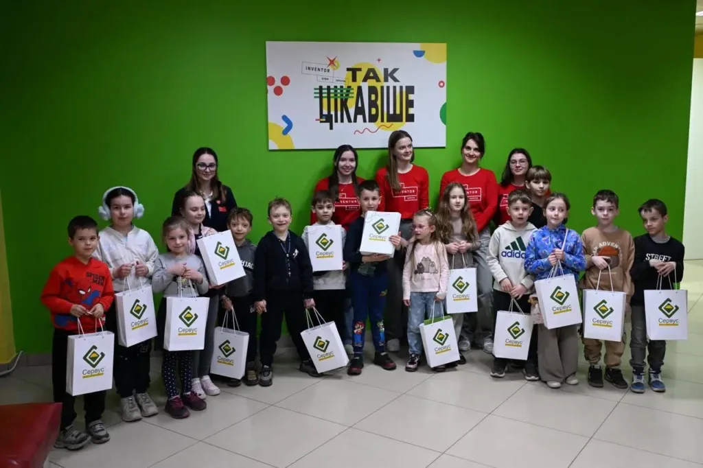 Діти та дорослі з подарунковими пакетами у класі