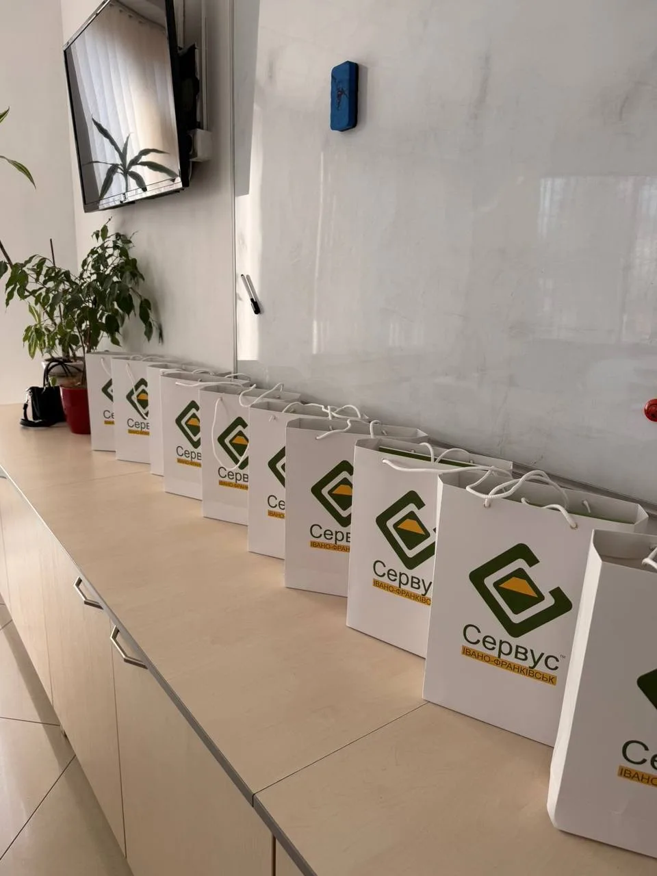 Подарункові пакети СерВус на столі офісу