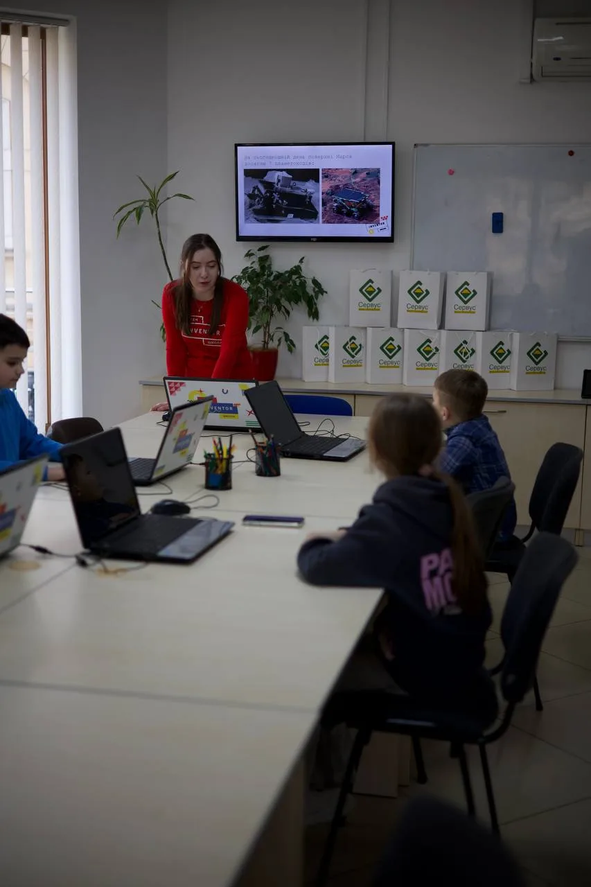 Викладач проводить урок інформатики для дітей