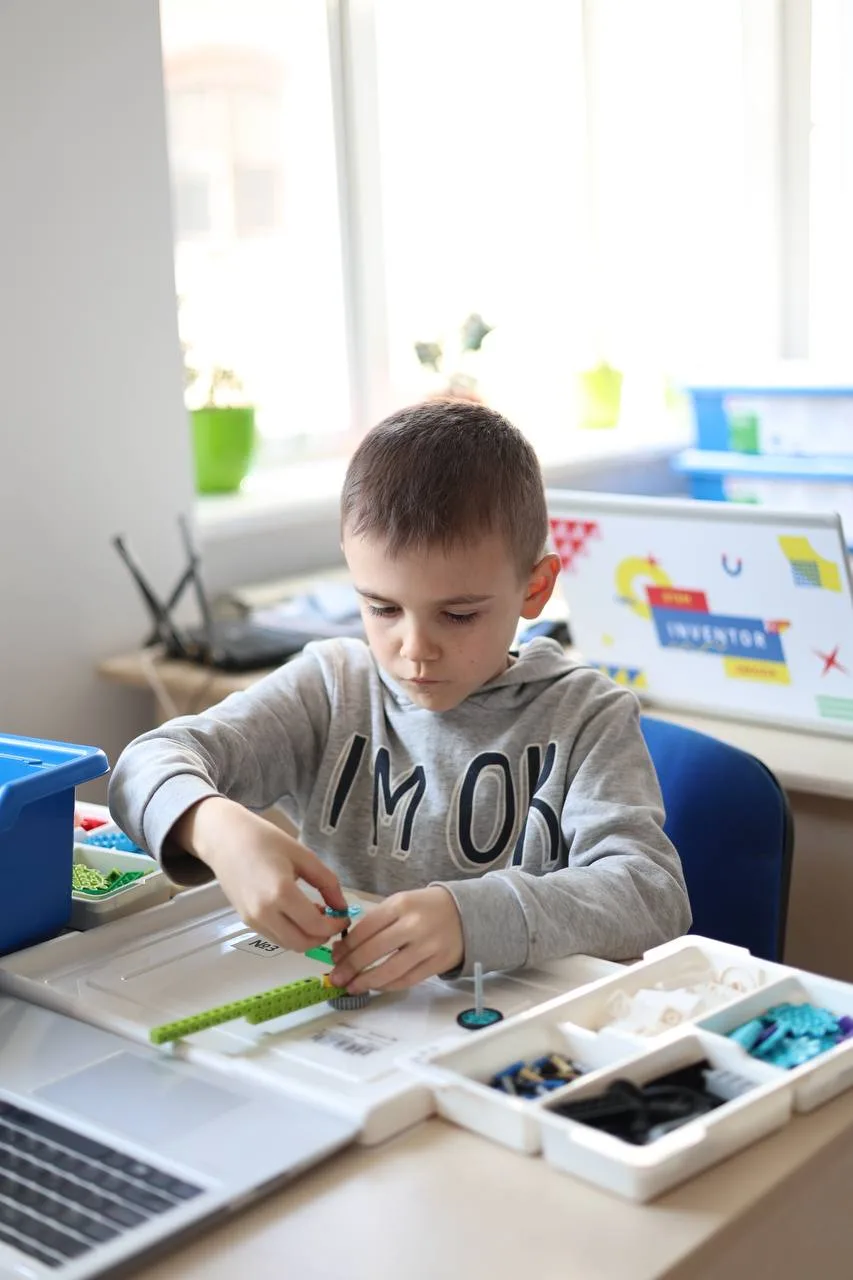 Дитина конструює робот у STEM класі